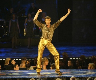 - Podejmując decyzje zawodowe, wybieram te projekty, w które zwyczajnie wierzę. Postępuję tak od czasu, kiedy zagrałem Petera Allena [australijskiego tancerza i piosenkarza, który w 1992 r. zmarł na AIDS] w musicalu "The Boy from Oz". Wszyscy - za wyjątkiem mojego agenta - powtarzali mi, że nie powinienem przyjmować tej roli. Opinie recenzentów były miażdżące. Ale ja cały czas mówiłem sobie, że przecież widzom podoba się ta historia. Czułem, że to był dobry wybór. Nie byłem zły na siebie mimo złych recenzji - i tak jest do dziś, jeśli tylko wierzę w autentyczność danego przedsięwzięcia - mówił w rozmowie z "New York Timesem".

- Po latach okazało się, że zarówno Woody Allen, jak i Darren Aronofsky, a także Steven Spielberg oglądali mnie w "The Boy of Oz". Pracowałem z każdym z tych wielkich reżyserów - i wiem jedno: nie dostałbym tych ról, gdyby nie tamten musical - dodał aktor.