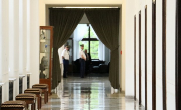 Podejrzana paczka w kształcie walca przy wejściu do Sejmu. Sprawdza ją BOR