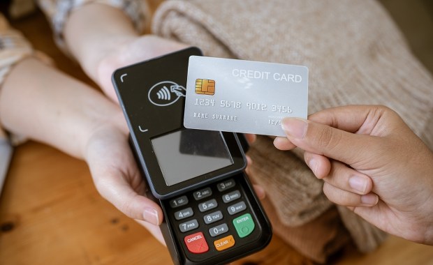 Podejrzane wydatki z karty miejskiej organizacji. Były burmistrz i rzecznik oskarżeni