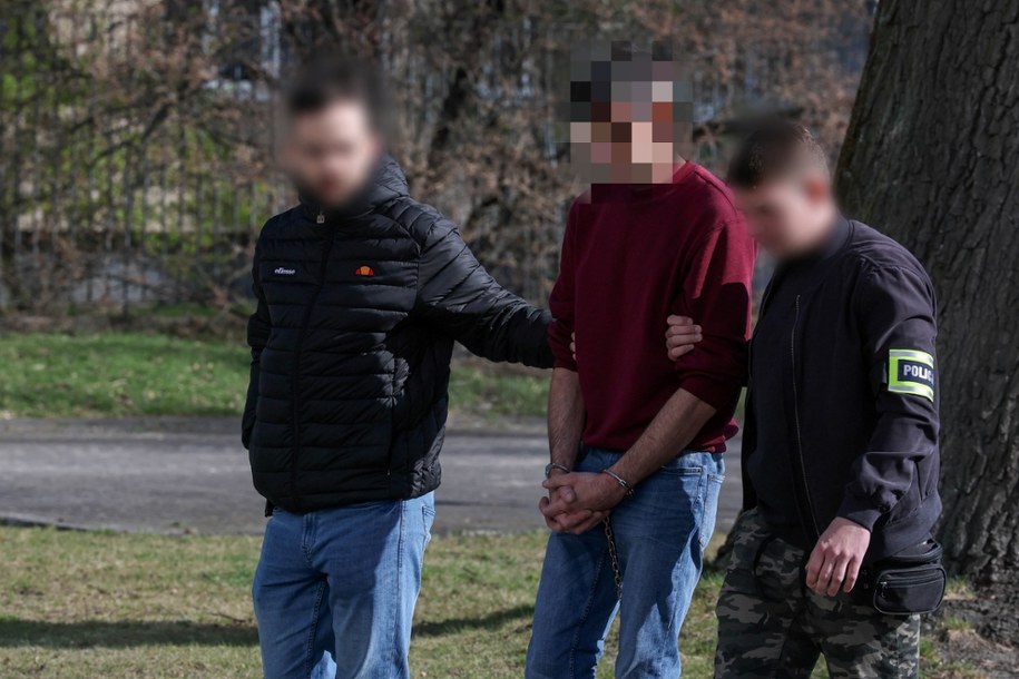 Podejrzany, były pracownik fabryki Gillette podczas doprowadzenia do Prokuratury Rejonowej w Łodzi /	Marian Zubrzycki /PAP