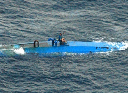 Podejrzany o przemyt macha ręką w kierunku helikoptera straży przybrzeżnej, sierpień 2007 /AFP