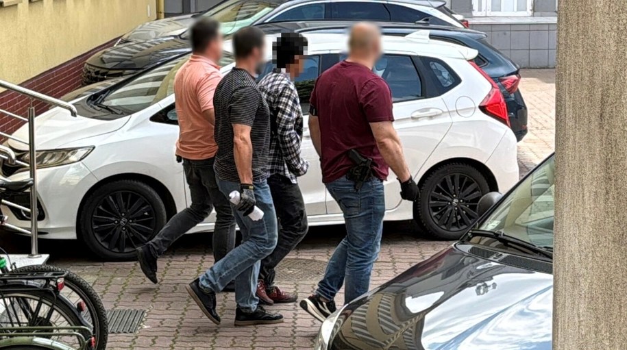 Podejrzany o usiłowanie zabójstwa Wenezuelczyk (2P) wyprowadzany siedziby Prokuratury Okręgowej w Toruniu /Tomasz Więcławski /PAP