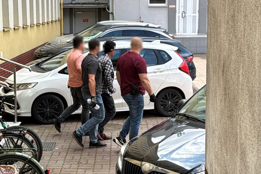Podejrzany o usiłowanie zabójstwa Wenezuelczyk (2P) wyprowadzany siedziby z Prokuratury Okręgowej w Toruniu. 13.06.2025 r. /Tomasz Więcławski /PAP