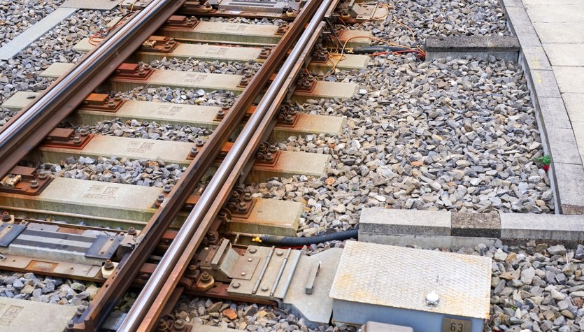 Podejrzany przedmiot przy torach w Koszalinie. Policja interweniuje po zgłoszeniu maszynisty  