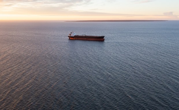 Podejrzany statek z rosyjską załogą wiezie stal z Polski