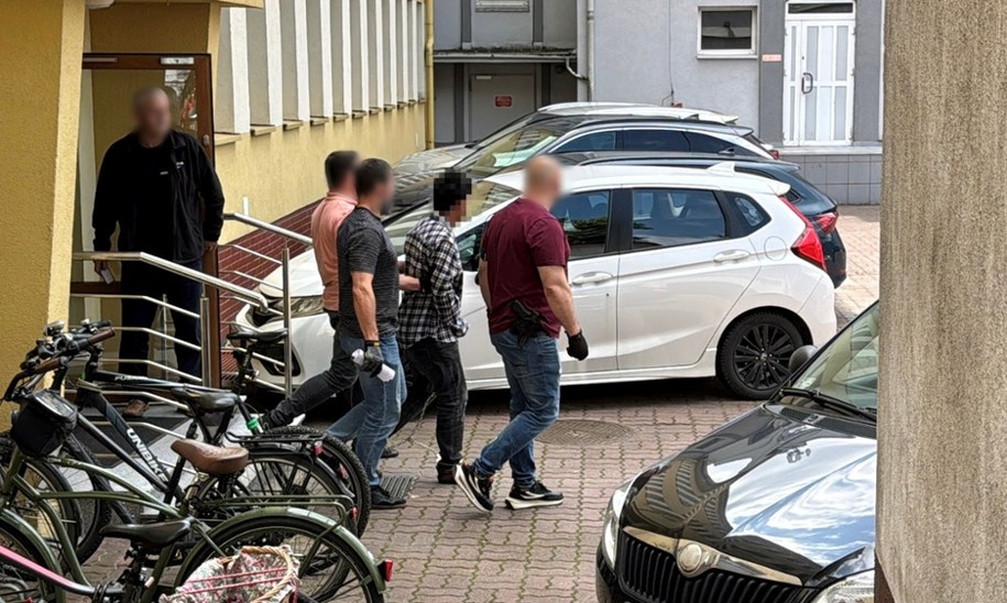 Podejrzany Wenezuelczyk (2P) wyprowadzany z siedziby Prokuratury Okręgowej w Toruniu /Tomasz Więcławski /PAP
