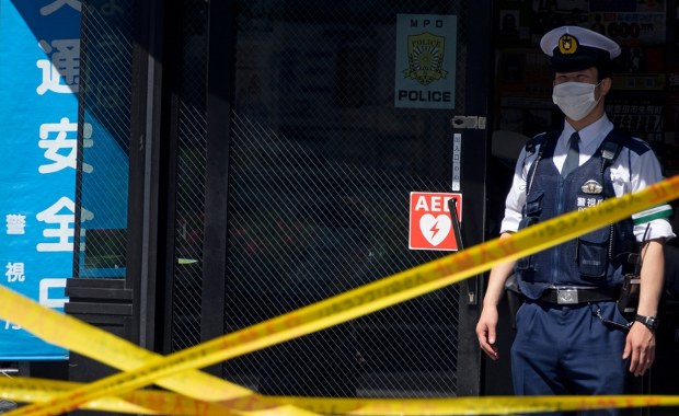 Poderżnął jej gardło na ulicy. Brutalny atak w biały dzień