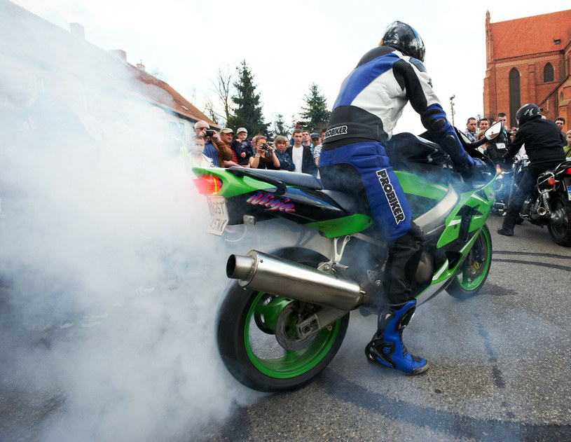 Podginanie tablicy rejestracyjnej to zabieg lubiany przez właścicieli motocykli sportowych /Krzysztof Korczak /East News