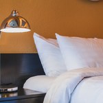 "Podglądactwo" stało się plagą? Kamery w pokoju hotelowym mogą być ukryte wszędzie