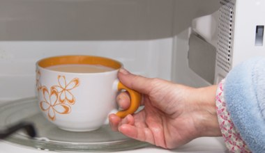 Podgrzewasz zimną kawę w mikrofalówce? To może mieć poważne konsekwencje