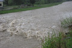 Podhale w deszczu. Kipi Biały Dunajec