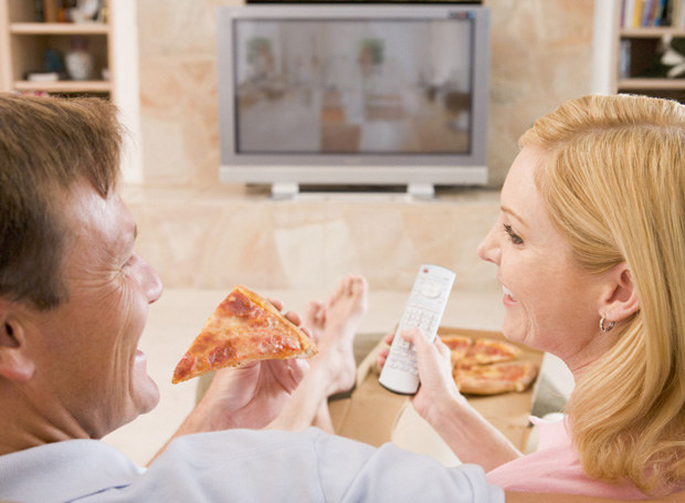 Podjadanie przed telewizorem może prowadzić do nadwagi /123RF/PICSEL