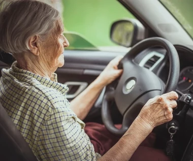 Podjęto decyzję w sprawie prawa jazdy dla seniorów. Kiedy zostaną odebrane im uprawnienia? 