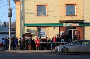Podkarpacie: Kolejki przed oddziałami banku PBS. Klienci w pośpiechu wypłacają pieniądze