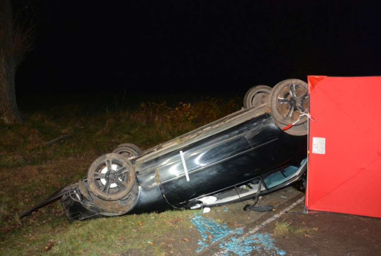 Podkarpacie: Samochód wypadł z drogi i dachował. Zginęła 16-latka