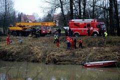 Podkarpacie: Z Wisłoka wydobyto auto. Wewnątrz były ciała