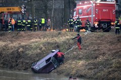 Podkarpacie: Z Wisłoka wydobyto auto. Wewnątrz były ciała