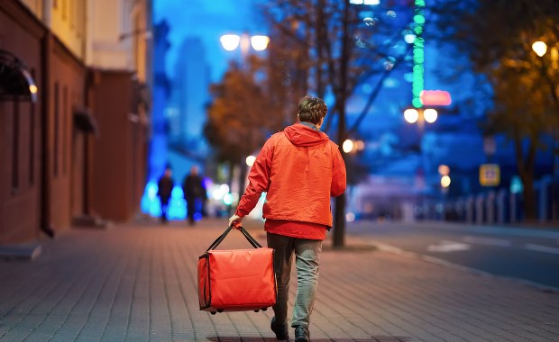 Podkarpacie: Zamknęli dostawcę jedzenia w garażu i poszczuli psem