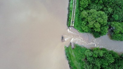 Podkarpackie: Przerwany wał przy stawie w Izbiskach. Ewakuacja mieszkańców