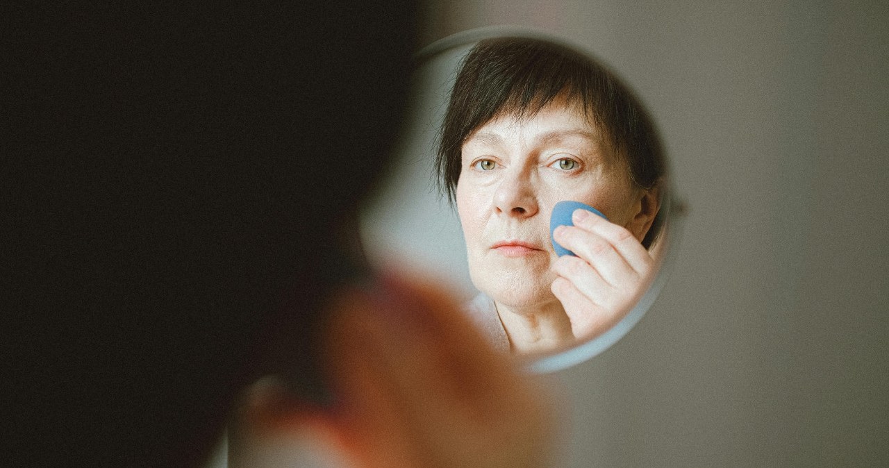 Podkład nakładany gąbką to jeden ze sposobów na makijaż twarzy /Anna Shvets /pexels.com