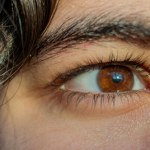 Podkreśl brązowe oczy idealnie dobranym makijażem krok po kroku