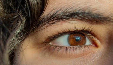 Podkreśl brązowe oczy idealnie dobranym makijażem krok po kroku