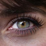 Podkreśl oko bez tuszu cieniem u nasady rzęs i zyskaj efekt zagęszczenia