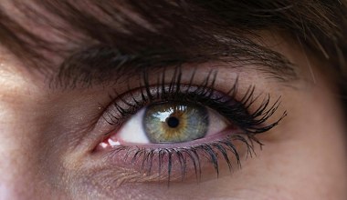 Podkreśl oko bez tuszu cieniem u nasady rzęs i zyskaj efekt zagęszczenia