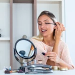 Podkreśl spojrzenie brązowym tuszem i dodaj twarzy miękkości. Mała zmianę robi różnicę