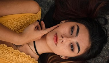 Podkreśl spojrzenie rzęsami w stylu kociego oka dopasowanymi do ciebie