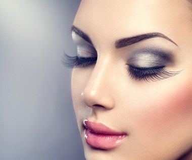 Podkreślone brwi najmocniejszym trendem w makijażu 