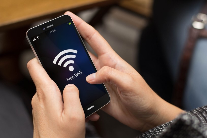 Podłączenie smartfonu do telewizora przez Wi-Fi jest bardzo proste. Wystarczy kilka kliknięć. /123RF/PICSEL