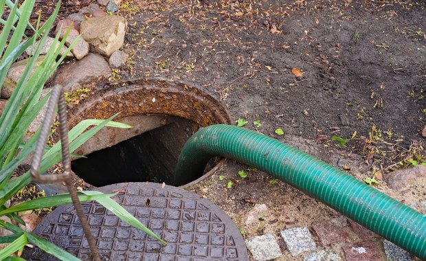 Podlaskie: Mężczyzna wypompowywał szambo na drogę