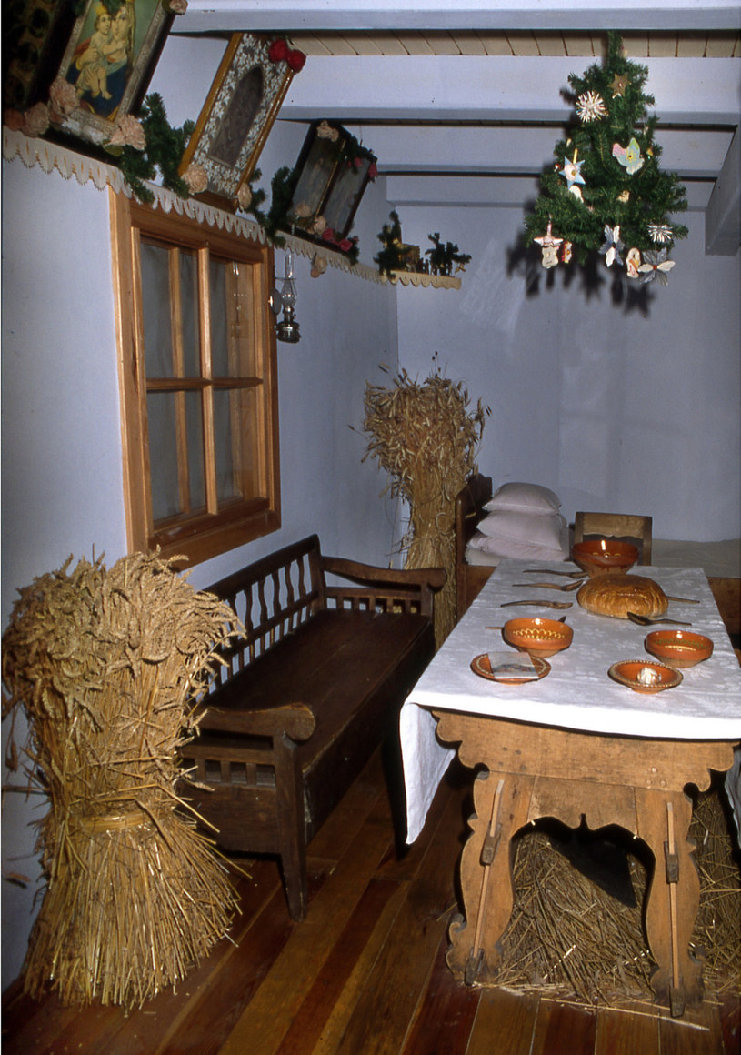 Podłaźniczka wieszana pod sufitem w święta Bożego Narodzenia /Krzysztof Chojnacki /East News