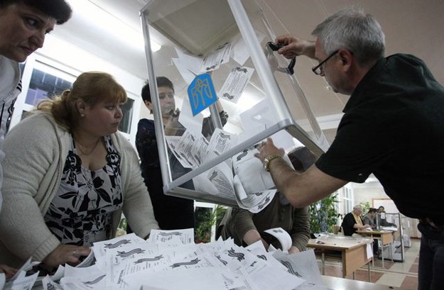 Podliczanie głosów po referendum /IGOR KOVALENKO /PAP/EPA