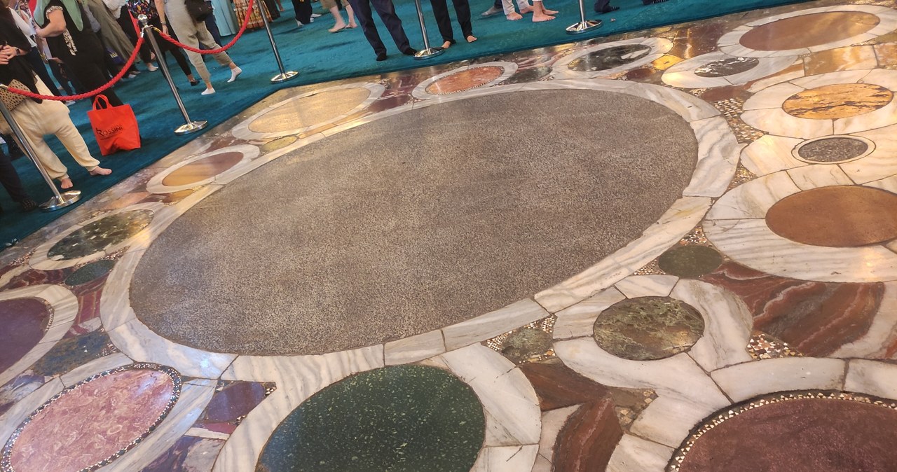 Podłogę w Hagii Sophi przykrywa błękitny dywan, jednak pozostawiono miejsca, gdzie widać mozaiki /Katarzyna Adamczak /Archiwum autora