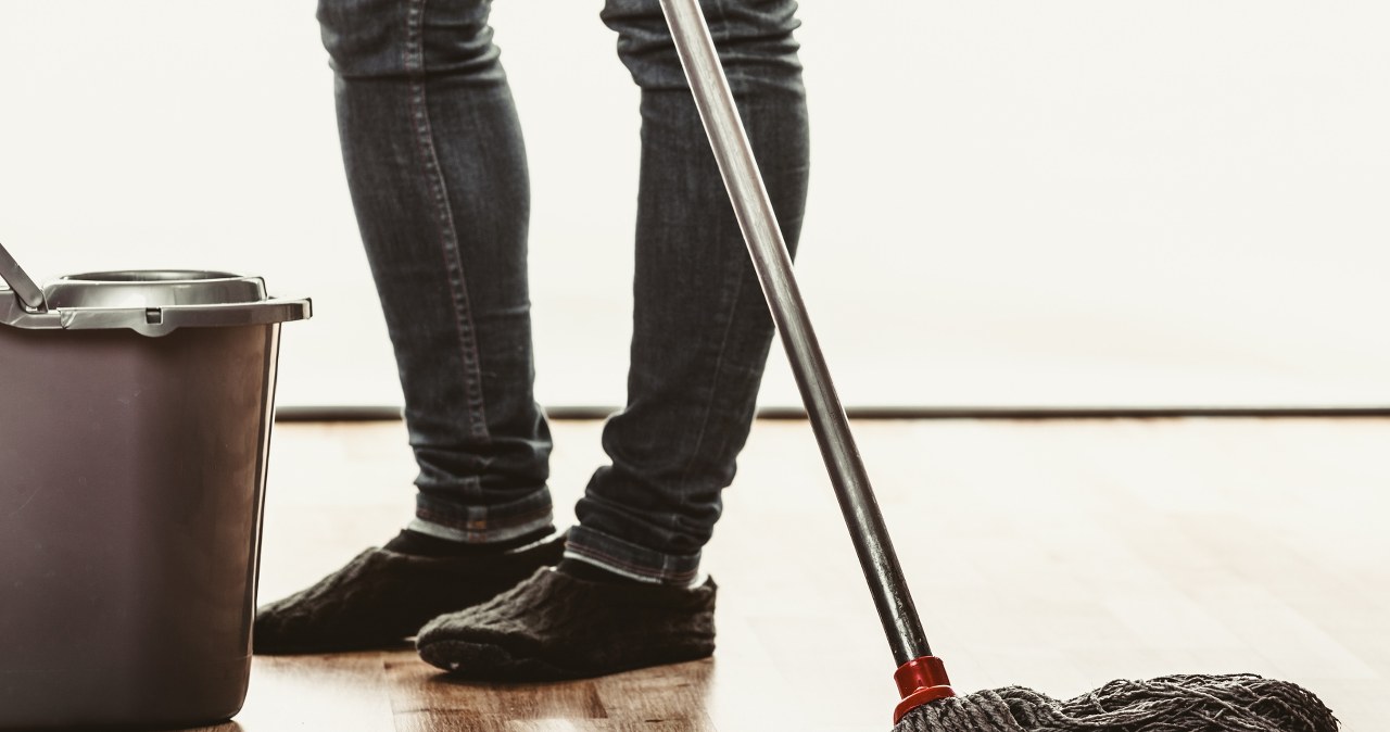 Podłogi bez smug? Poznaj skuteczny, domowy sposób na mycie paneli. /123RF/PICSEL