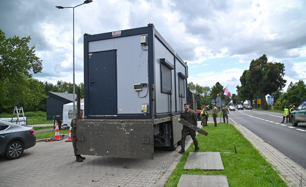 Podmianka na granicy. Kontener pograniczników zastąpi namiot grupy obywateli
