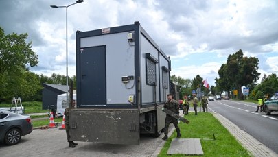 Podmianka na granicy. Kontener pograniczników zastąpi namiot grupy obywateli