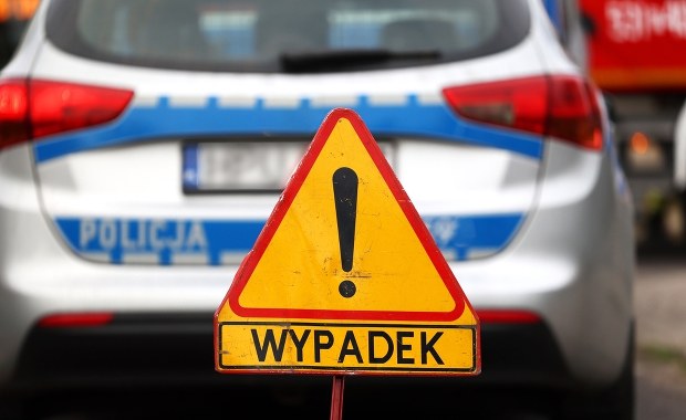 Podmiejski autobus uderzył w słup. Co z pasażerami?