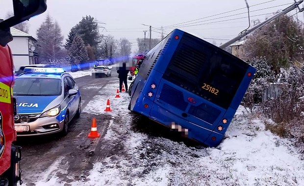 Podmiejski autobus wjechał w słup. Kierowca próbował uniknąć zderzenia