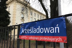 Podmienione nazwy ulic przed Komendą Główną Policji