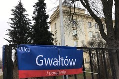 Podmienione nazwy ulic przed Komendą Główną Policji