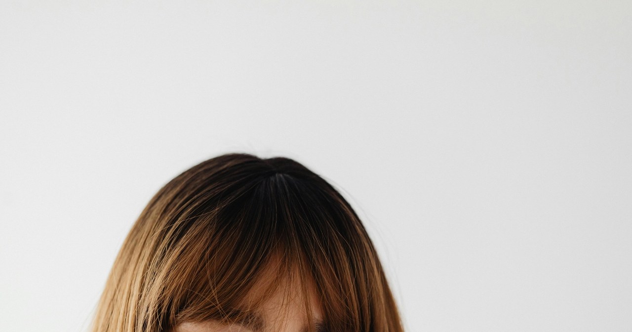 Podnieś grzywkę wałkiem rzepowym i ciesz się objętością cały dzień /Karola G /pexels.com