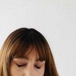 Podnieś grzywkę wałkiem rzepowym i utrwal efekt na cały dzień. Zrobisz to w 5 minut