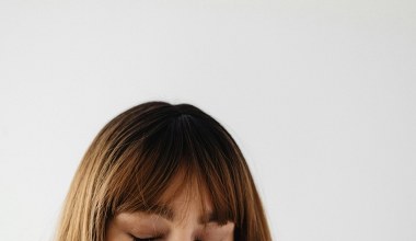 Podnieś grzywkę wałkiem rzepowym i utrwal efekt na cały dzień. Zrobisz to w 5 minut