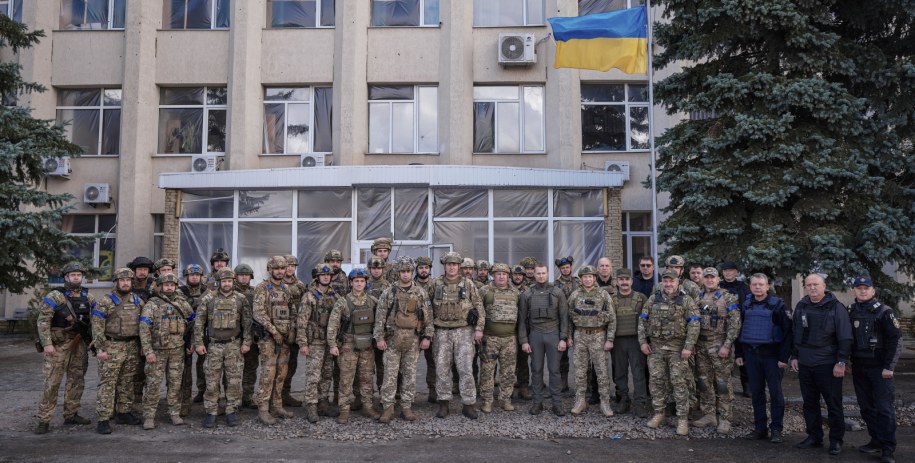 Podniesienie ukraińskiej flagi w wyzwolonym mieście Łyman w obwodzie donieckim /YEVGEN HONCHARENKO /PAP/EPA