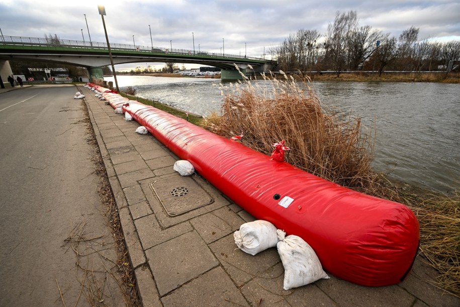 Podniesiony poziom wody w rzece Elbląg, widziany na wysokości Bulwaru Zygmunta Augusta w Elblągu /Andrzej Jackowski /PAP