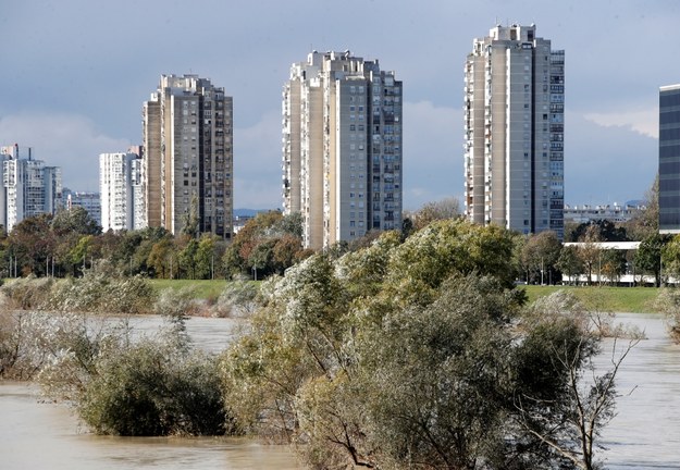 Podniesiony poziom wody w rzece Sawa w Zagrzebiu /ANTONIO BAT /PAP/EPA