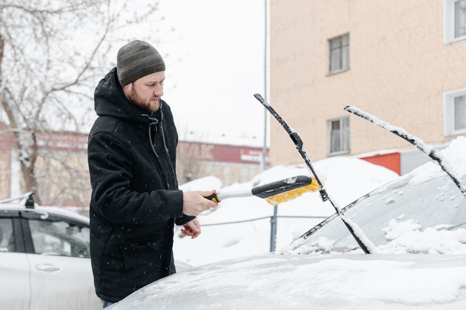 Podnosić czy nie podnosić wycieraczek przed śniegiem? Eksperci rozwiewają wątpliwości kierowców! /Shutterstock
